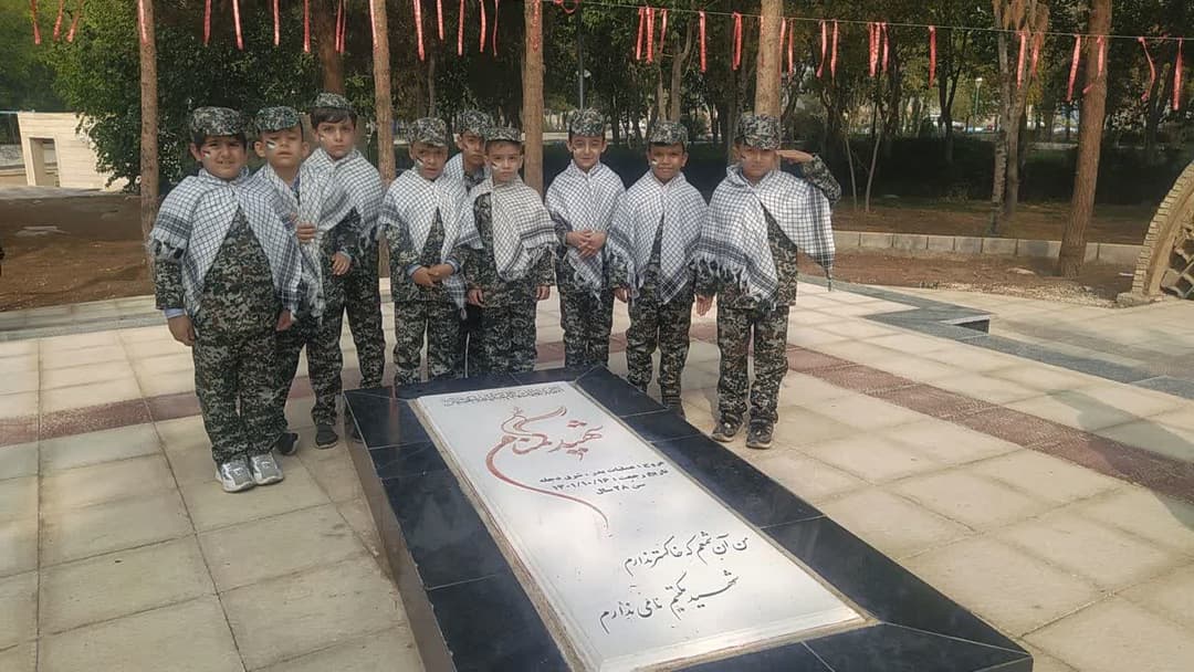 دانش آموزان درکنارمزارشهیدگمنام