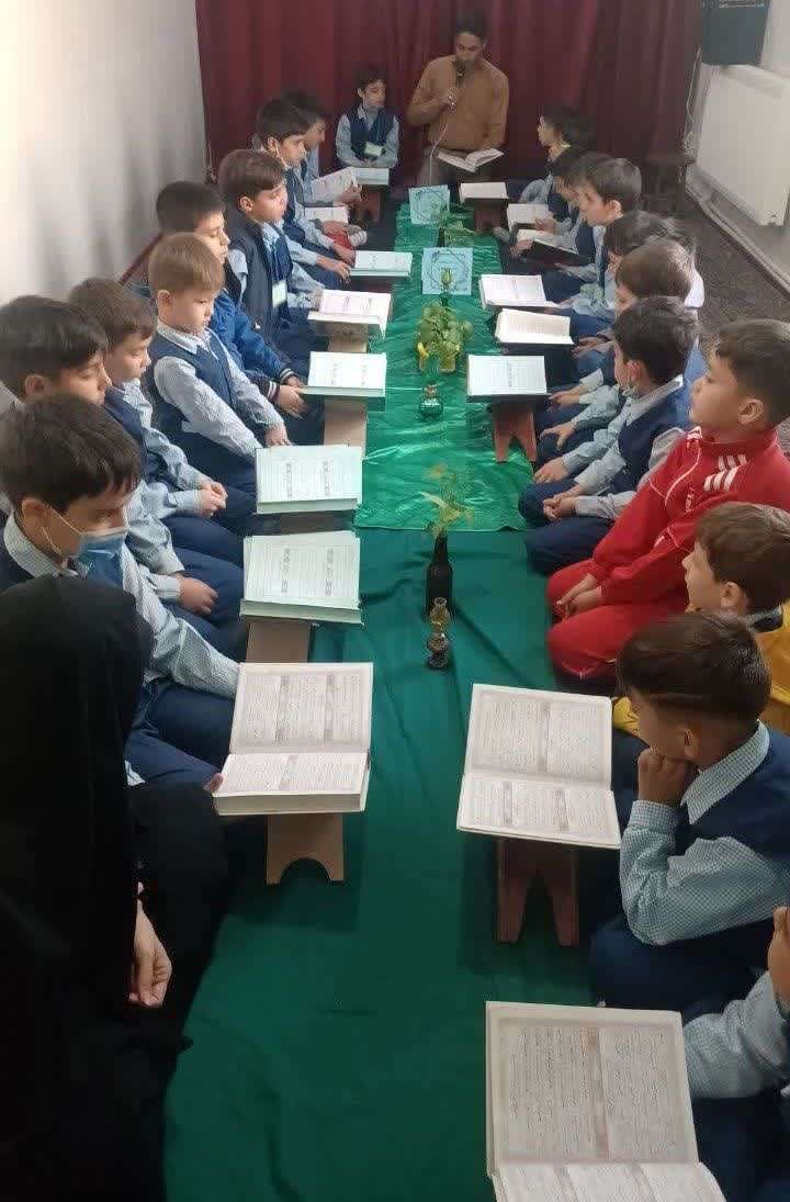 برگزاری محفل قرآنی درمدرسه بمناسبت هفته قرآن و عترت همزمان باسراسرکشور