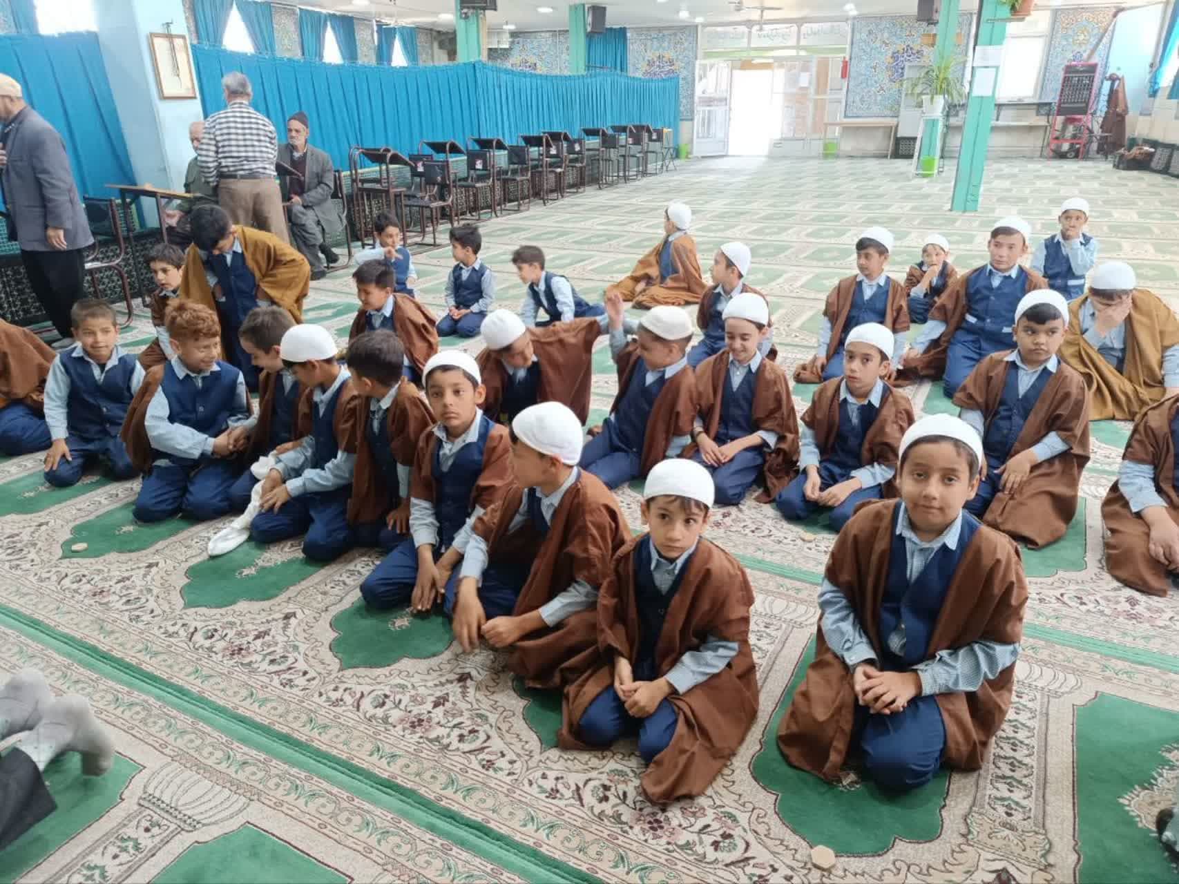 عاشقان وقت نماز است اذان می گوید