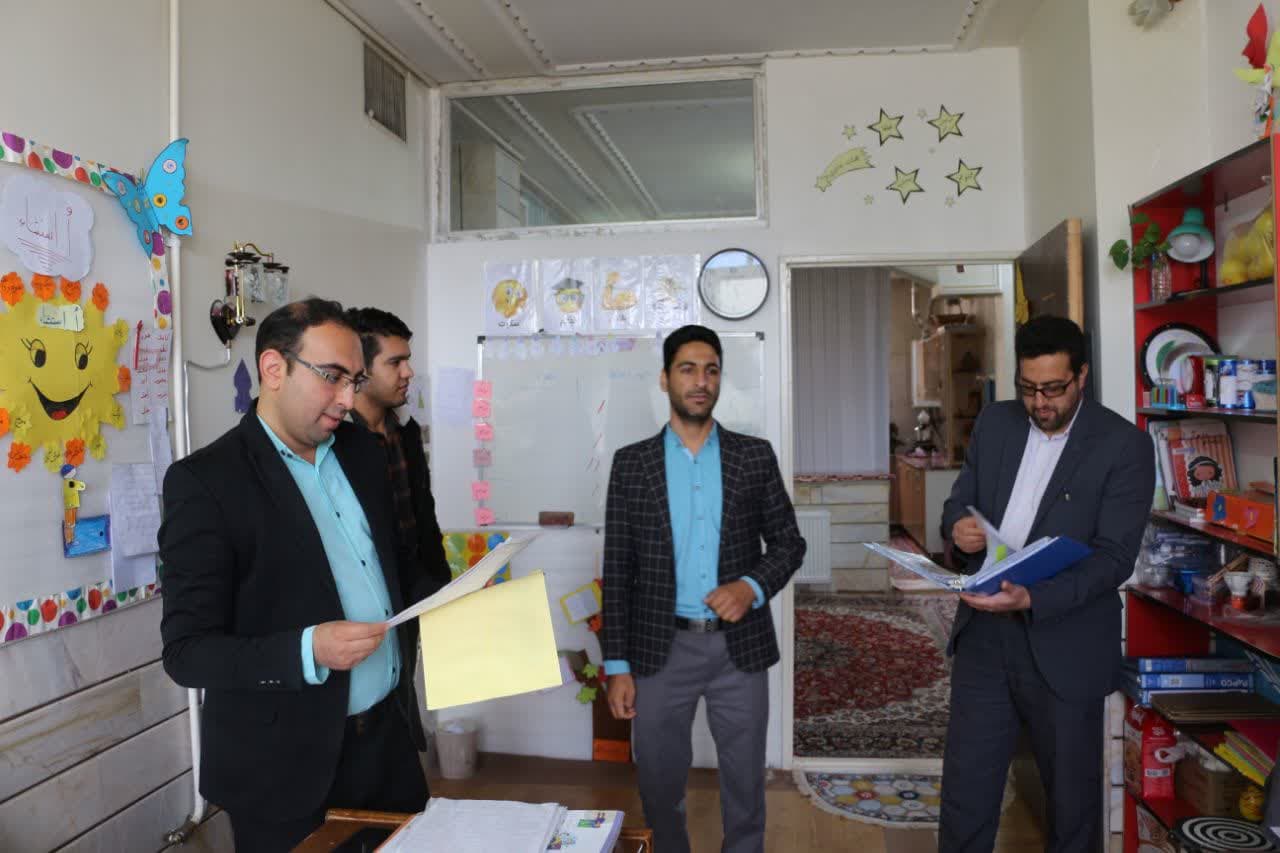 بازدید مسئولان آموزش و پرورش شهرستان کوهپایه از دبستان غیردولتی شهیدگمنام