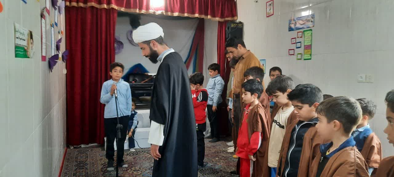 حال وهوای دلنشین نماز جماعت در دبستان پسرانه شهیدگمنام